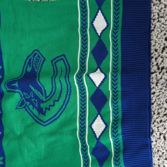 Vancouver Canucks Women's Christmas NHL sweater size Large New - Picture 5 of 10